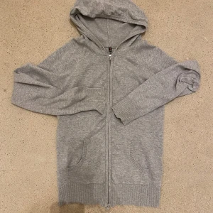 Kofta med dragkedja  - Grå stickad kofta med dragkedja 