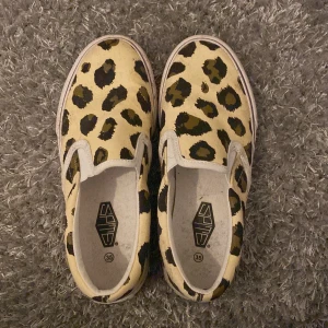Leopardmönstrade sneakers  - Slipons, pris kan diskuteras!