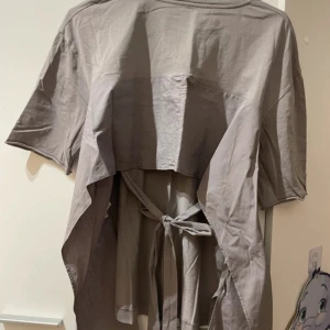 T-shirt med knytning bak - Superfin t-shirt från zara i nyskick med öppning/knytning i bak💗