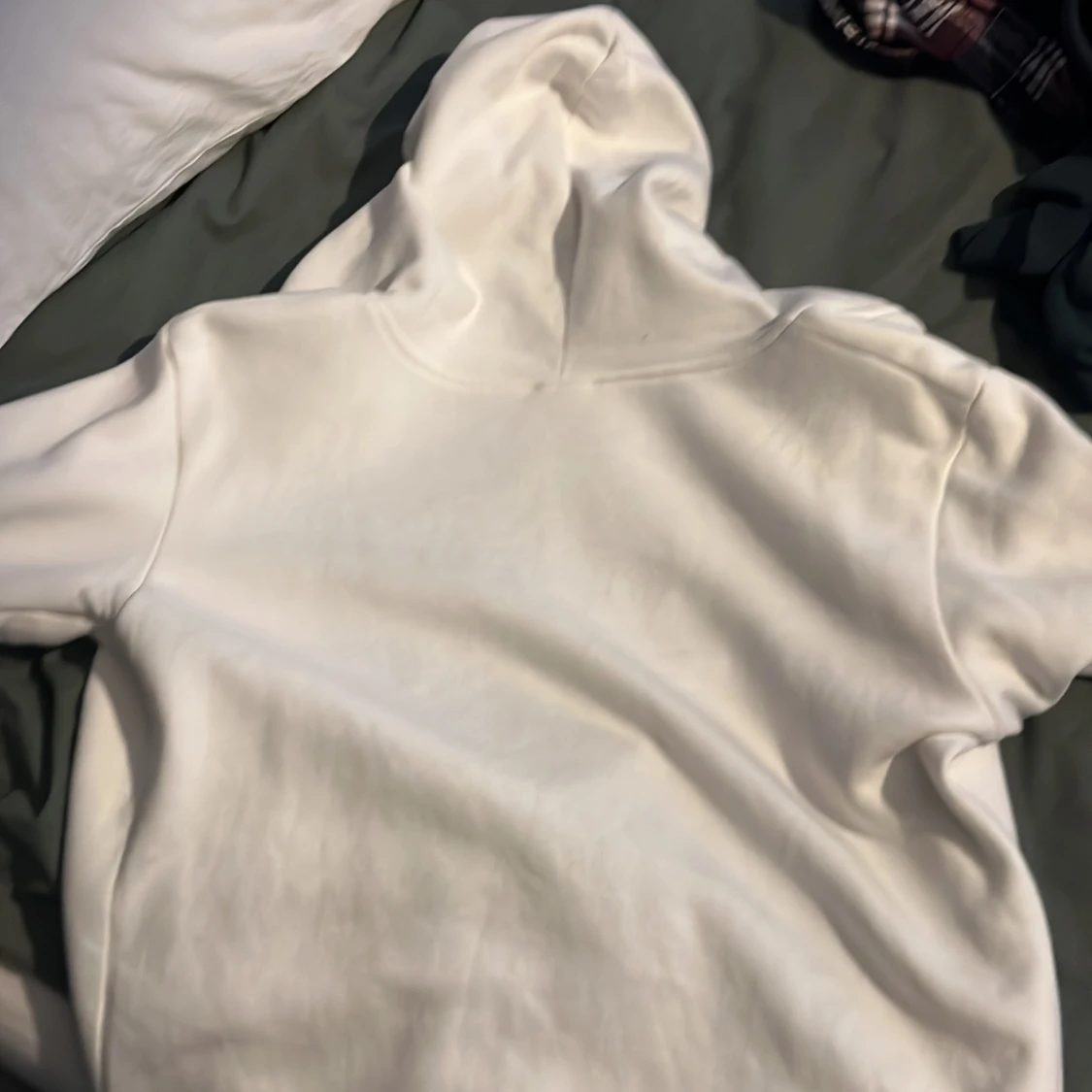 Vit hoodie med tryck från Aim for the Moon - 1