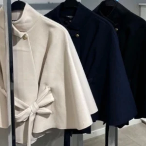 missay blair poncho - säljer den populära ponchon från missay i svart då den inte kommer till användning. använd ca 2-3 gånger. 