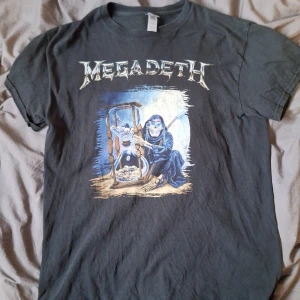 Megadeth t-shirt - Köpt på punkt shop för 2 år sen och har inte använt på minst 1 år