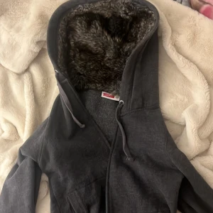 Tight zip up hoodie med päls - Jätte mjuk och skön hoodie som sitter tight. Helt ny. Köpte i New York för 400