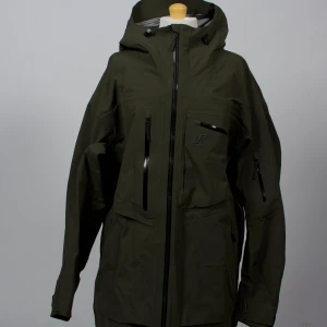 Grön jacka - RevolutionRace friluftsjacka i storlek XXXL. Oanvänd! Herrjacka  🔹 Färg: Grön 🔹 Storlek: XXXL 🔹 Skick: Oanvänd  🔹 Rek. nypris: 1 699 kr – Vi säljer för 500! 💚 Om oss: Reclaims UF samarbetar med kända varumärken för att rädda kläder från att slängas. Vi fixar till dem och ger dem en ny chans – hållbart, snyggt och prisvärt! 📦 Frakt: Skickas med PostNord/Schenker inom 1–3 dagar