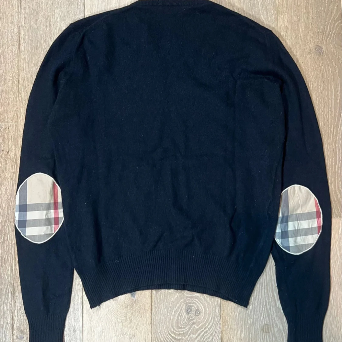 Svart tröja med rutiga armbågslappar - 1