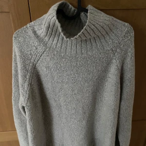 Stickad tröja - Stickad tröja med halvpolokrage