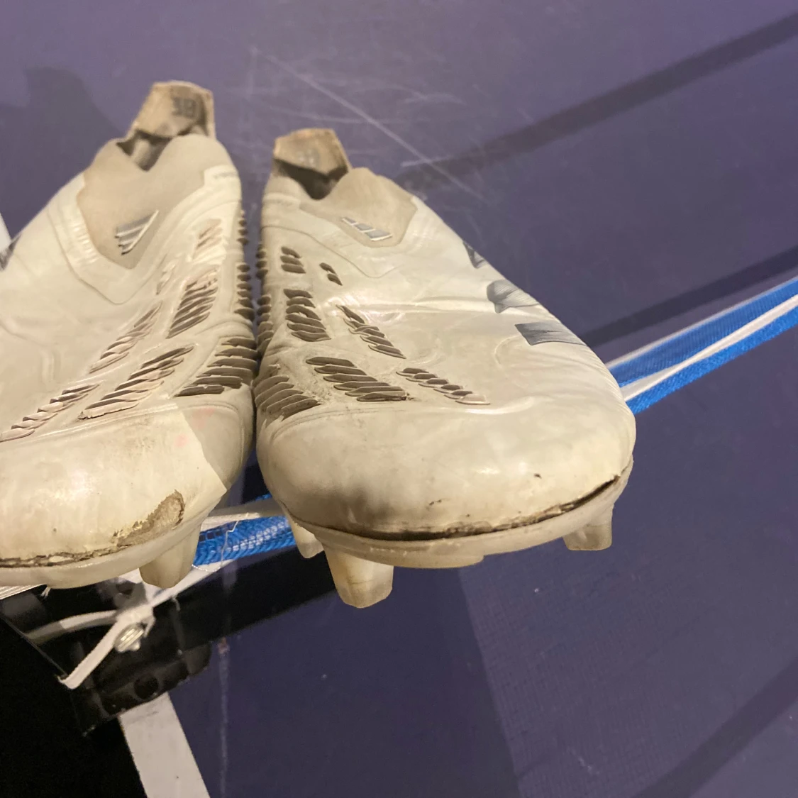 Vita fotbollsskor från Adidas - 4