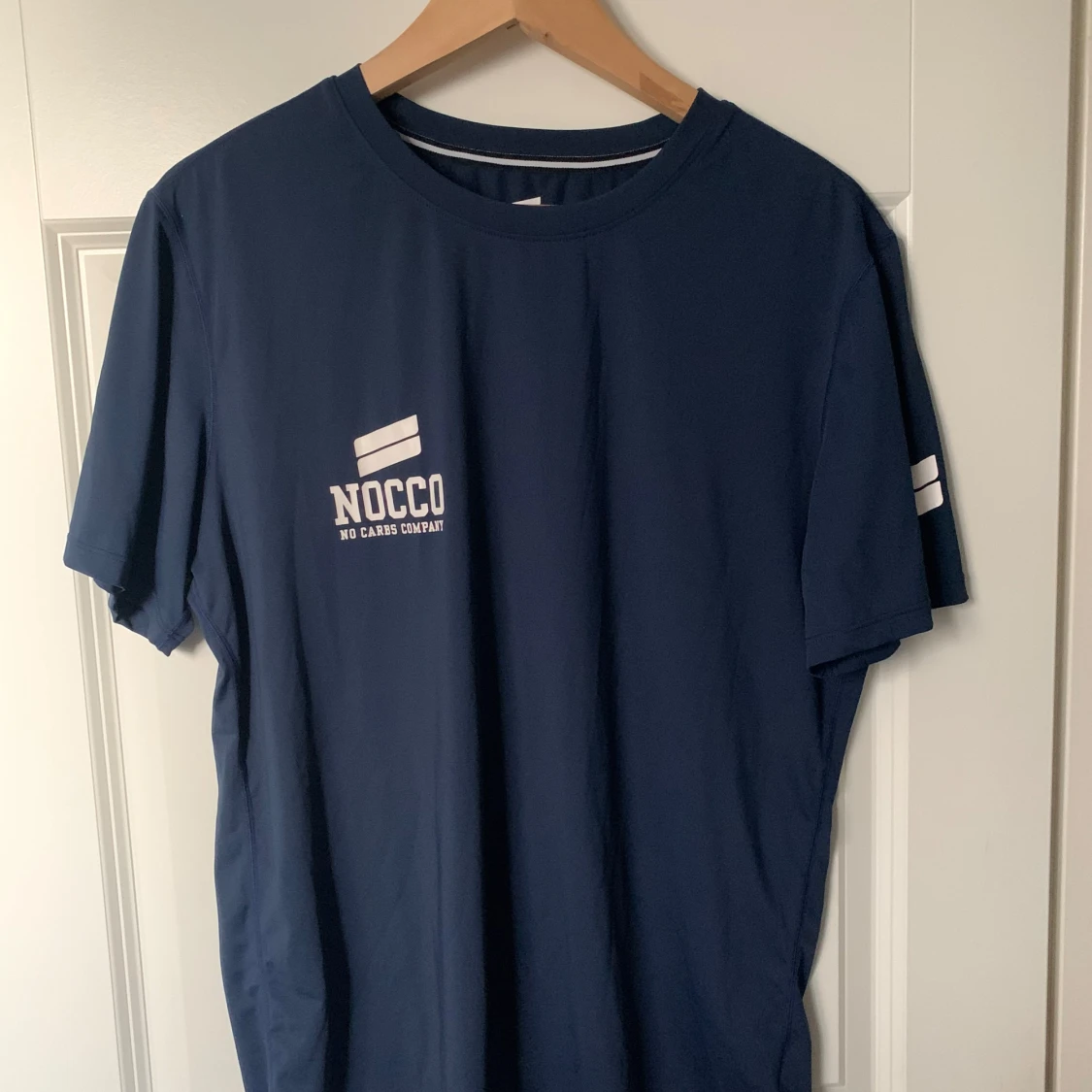 Mörkblå t-shirt från NOCCO