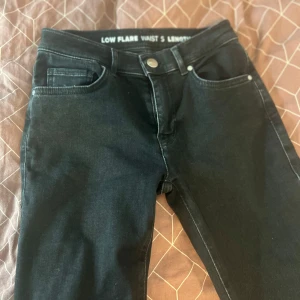Svarta jeans med låg midja - Snygga svarta jeans med låg midja och bootcut-stil. Köpt från bikbok aldrig använd fick i present av en vän fel storlek ny pris 699kr pris går att diskutera