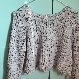 Virkad top - Virkad, croppad top från only i blå. Perfekt att slänga över sig på sommaren.