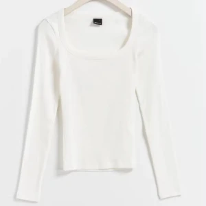 Vit ribbad topp - Säljer söt basic top från Gina tricot, köpt för ca 200kr💞🥰. Använd 1 gång