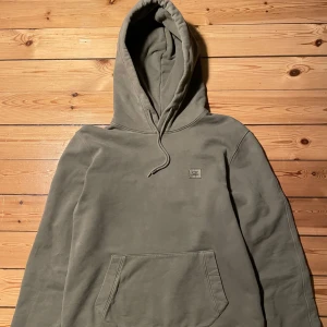C.P. Company hoodie - Säljer nu min hoodie från C.P. Company. Den är i mycket bra skick och köptes från NK i somras. Ord pris är ca 3000 kr medan mitt pris endast är 999 kr. Den har en diskret logga placerad på bröstet. Den är i storlek S men sitter snarare som en M. Hör av dig om du är intresserad eller vill ha fler bilder!