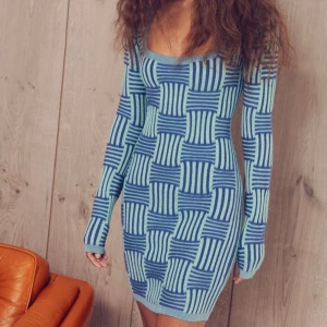 Ribbad klänning - Slutsåld & oanvänd klänning från NAKD