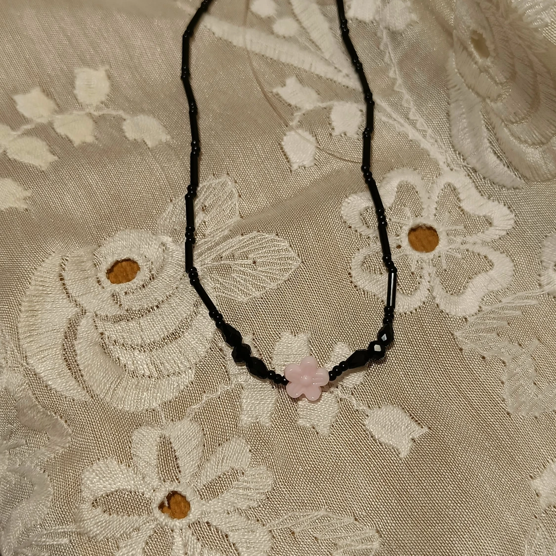 Svart halsband med rosa blomma - 90