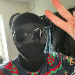 Cp company balaclava - Riktigt soft cp company balaklava för dig som vill sticka ut i skidbacken. Använd i en vecka. Säljer då den inte kommer komma till användning mer