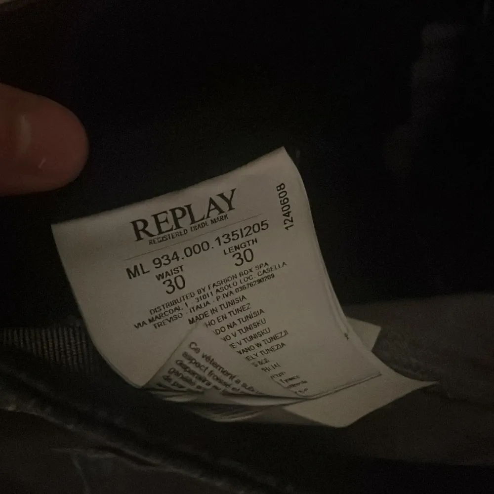 Snygga svarta jeans från Replay med slitna detaljer. Det är mycket bra skick. Pris kan diskuteras vid snabb affär.. Farkut & Housut.
