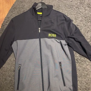 Hugo boss zip tröja  - Tja säljer denna snygga Hugo boss tröja med dragkedja då jag inte använder den. Skick 10/10 aldrig använd, strl S men passar även M, tveka inte att hör av dig vid funderingar 😀