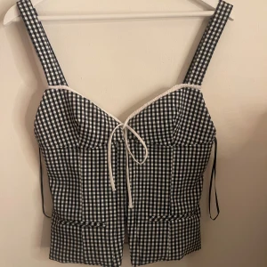 Rutig topp - Super fin rutig topp från Zara i nyskick. 