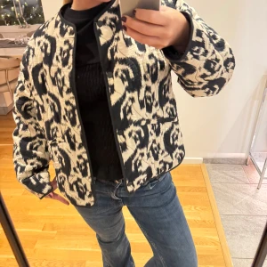 Mönstrad jacka i svart och beige - Snygg mönstrad jacka från Zara i storlek S säljer på grund av att jag inte använder😌köpare betalar för frakt. Pris kan diskuteras 