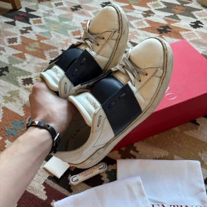 Valentino opens - Tja! Säljer ett par valentino opens i okej skick. Storlek 42.5 vilket garanterar äkthet, men dem passar 43. Skorna är använda en hel del men är just nu mest smutsiga, så i helhet har dem kvar att ge! Allt og ingår, två dustbags, box, extra snören samt alla kort. Hör av dig vid frågor🤝