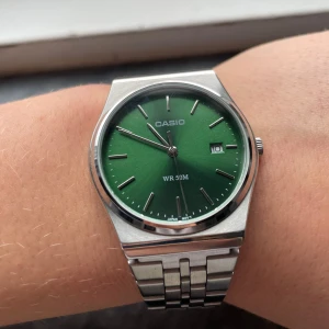 Casio Klocka - Säljer denna klockan från casio. Riktig snygg. Väldigt lik en tissot prx som kostar runt 10 000 kr. Väldigt bra skick. Endast använd fåtal gånger. Nypris 1298 kr. Quartz urverk och mineralglas. Rostfritt stål. 5 ATM så den tål vattentrycket 50 m djup.
