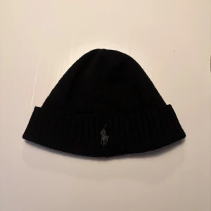 Ralph lauren mössa - Säljer denna snygga Ralph Lauren mössan i ett väldigt bra skick. Den är knappt använd så inga defekter. Priset kan diskuteras!