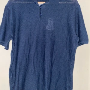 Blå pikétröja från Only & Sons - Säljer en stilren blå pikétröja från Only & Sons. Tröjan har korta ärmar och en klassisk krage med knappar. Perfekt för en avslappnad men ändå snygg look.