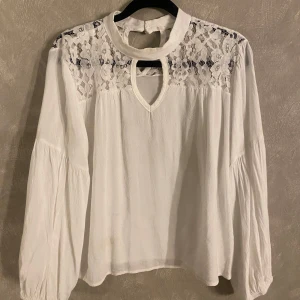 Vit blus med volang ärmar  - Säljer den här super fina blusen med volanger ärmar och spets material vid axlarna.☺️Passar mig som är s/m i storlek😊