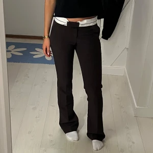 Bruna kostymbyxor från Neo Noir - Snygga bruna kostymbyxor från Neo Noir med rak passform. Pris kan alltid diskuteras❤️.