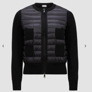 Svart jacka från Moncler - Intressekoll på min cardigan ifrån moncler. Köp på NK i Göteborg i augusti. Sparsamt använd och kvitto finns! Storlek L men sitter bra på mig som oftast bär M. Passar även S beroende på hur man vill att den ska sitta. 🤍Hör av er vid intresse eller mer info. 