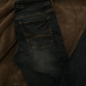 Mörkblå jeans från Bershka - Snygga mörkblå jeans från Bershka. De är raka i modellen och midrise 