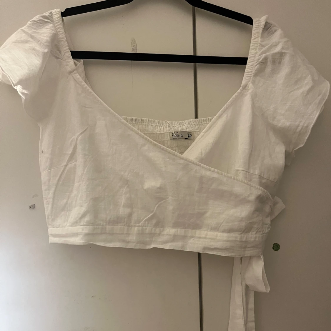 Vit omlottopp från NLY Trend