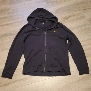 Lyle & Scott hoodie - Väldigt bra skick förutom ett litet hål på ärmen, går att fixa lätt dock🛜, storlek 2xl🔥🔥‼️