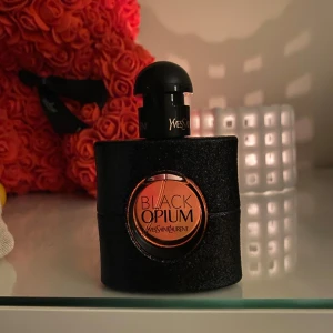 Black Opium parfym från Yves Saint Laurent - Säljer en flaska Black Opium parfym från Yves Saint Laurent. Använd som till på bild, säljes då den ej faller mig i smaken. Nypris 699