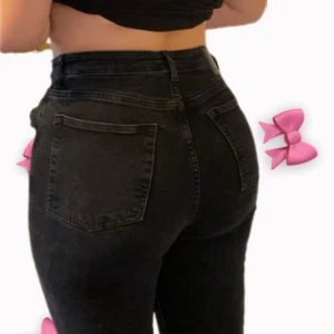 Svarta boot flare jeans - Snygga svarta boot flare jeans. Fint skick, är ifrån BIKBOKS kollektion ”Never denim”. Midjemått 29 och längd 30. Sitter som en S/M🥰Påse 2 (detta är bara för min del så jag vet vart jag lagt alla saker i) 