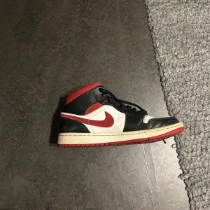Nike Air Jordan 1 mid  - Säljer mina de här sköna jordans pga ingen användning av dom. De är i använt skick därav priset. Vid frågor är det bara att höra av sig!