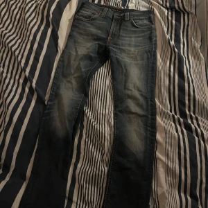 Nudie Jeans 28/32 - Säljer nu mina Nudie jeans som är som nya inga defekter i strl 28/32 slim fit