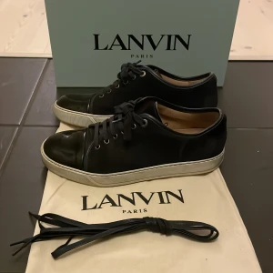 Lanvin - Säljer dessa snygga Lanvins i färgen marinblå. Skick 8,5/10. Dustbag, skosnören och box medföljer. Hör av dig ifall du är intresserad.