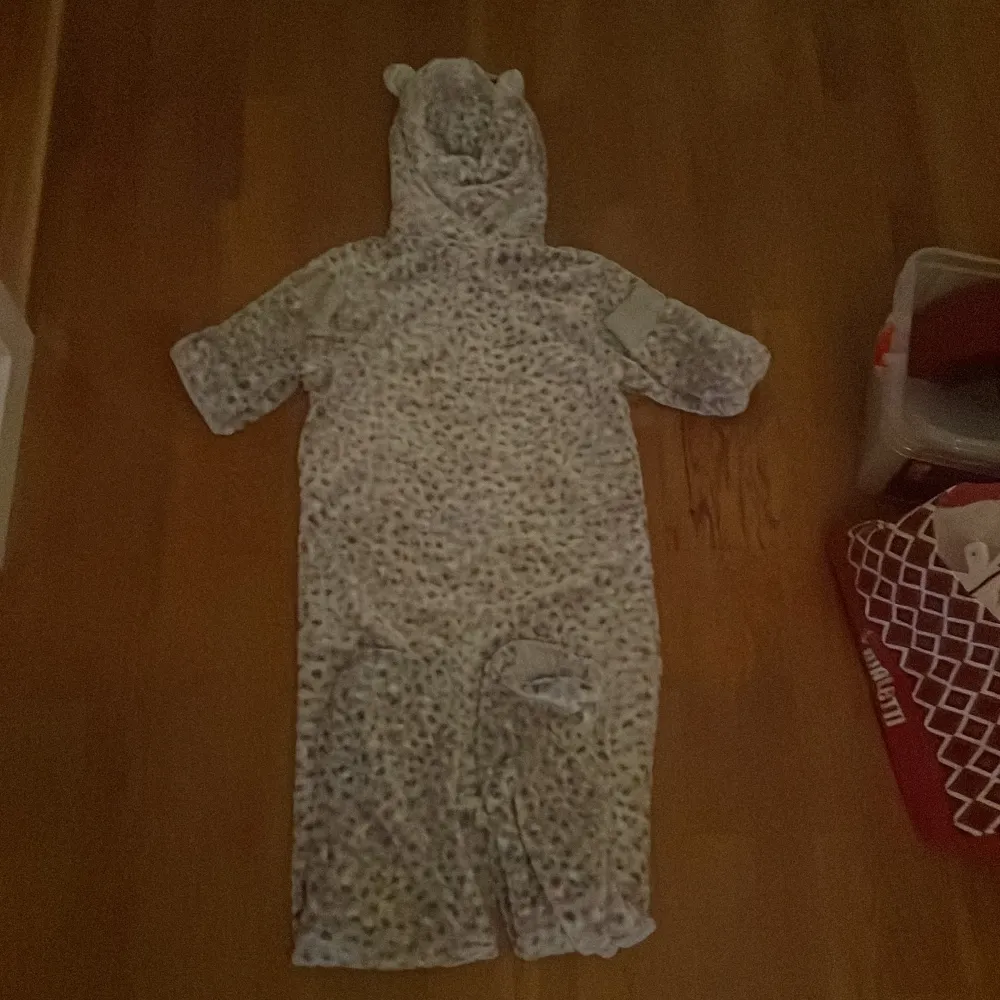 Är väldigt använd, perfekt till vintern när det blir kallt. Är inte sönder någon stans. Den är mjuk på insidan och utsidan. Solv har jag använt den när jag åker skidor, väldigt bra idé 👍 . Puvut & Bleiserit.