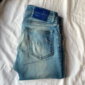 Blå jeans från Jacob Cohen - Snygga blå jeans från Jacob Cohen i modellen style 622. De har en klassisk femficksdesign med subtila slitningar för en trendig look. Perfekta för en avslappnad stil med en touch av lyx.