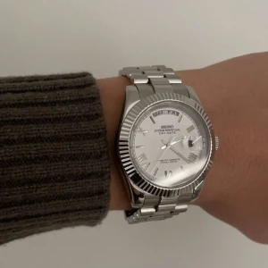 Seiko daydate mod - Säljer min personliga Seiko Day-Date mod. Denna har jag använt i va 1 år därav det billiga priset. En väldigt fin och ren klocka för vem som helst. I denna är det Miyota 8285 automatisk rörelse. Skickar med några länkar och verktyg ifall storleken skulle vara för liten