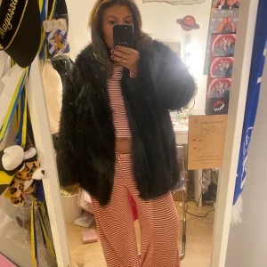 Svart pälsjacka - Säljer en svart pälsjacka med en fluffig och lyxig känsla. Jackan har en oversized passform och är perfekt för kyligare dagar. Den har långa ärmar och en stilren design som passar till många olika outfits.❣️