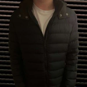 Colmar Dunjacka Med Huva - Säljer denna oroligt feta jacka jag bara använt några få gånger, inga defekter alls och den är i skick 9.5 om inte 10. Storleken är S/M, perfekt nu till vintern. Köpt för 6k på zalando men slutsåld överallt i denna storlek! Priset är inte hugget.