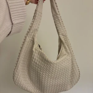 Bottega inspirerad väska - Sjukt snygg bottega-liknande väska😍 sparsamt använd, får plats med dator