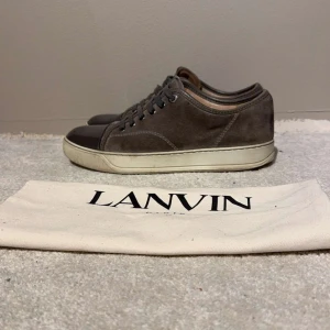 Lanvin - Hej! Säljer dessa riktigt snygga gråa lanvins, skick 7/10 storlek Uk 5= 39-40. Med en defekt på cap toe. Vid minsta lilla fundering är det bara o höra av sig 