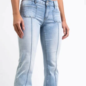 Ljusblå bootcut jeans från Madlady - Populära slutsålda lågmidjade jeans från madlady i storleken 32. Köpte via plick och säljer på grund av fel färg. Jeansen är i storlek 32 och längd regular. Priset är diskuterbart.