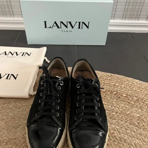 Lanvin toe cap sneakers - Snygga Lanvins toe cap med nya snören. Det som medföljer är kvitto från NK, box, 2 dustbags. Skorna är i använt skick typ 6/10 har kvar att ge, deffekterna är på bild 3,4,5. Köpta för 4300, Skriv vid frågor!