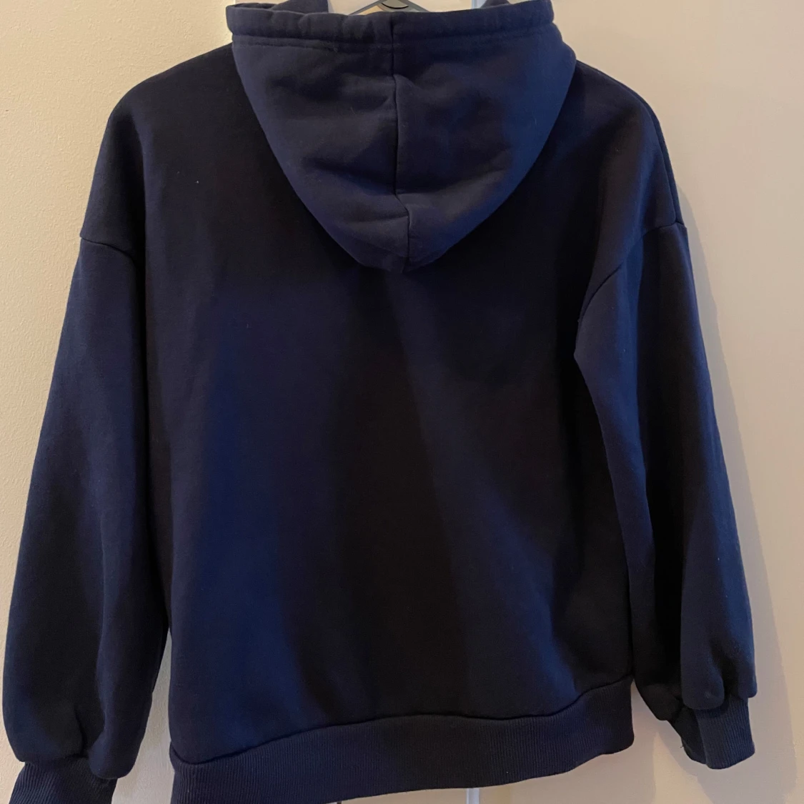 Mörkblå hoodie från H&M Divided - 2