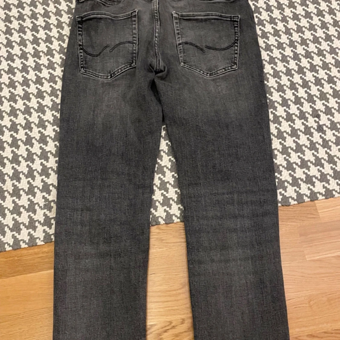 Grå jeansbyxor från Jack and Jones  - 91