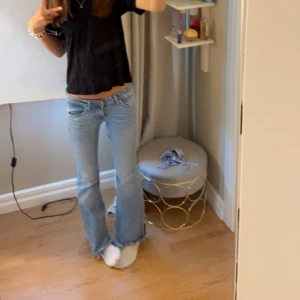 Ljusblå bootcut jeans 27/30 - Säljer mina ljusblåa byxor från only då dom har blivit för små. Dom är super low waist och super snygga dock är dom upp sprädade längst ner men de är inget som man tänker på o de är inget som syns 